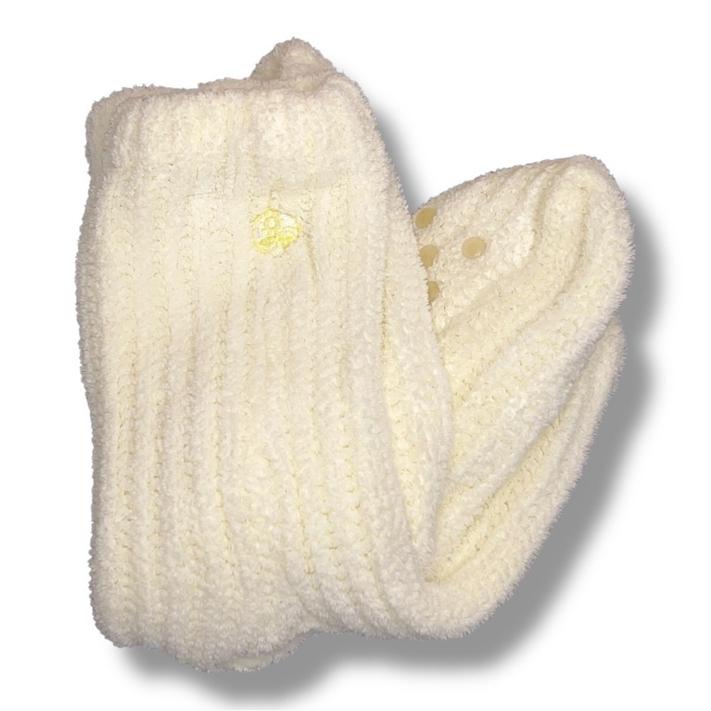 NWOT Women’s Earth Therapeutics Ivory White Fuzzy Knit Grip Socks